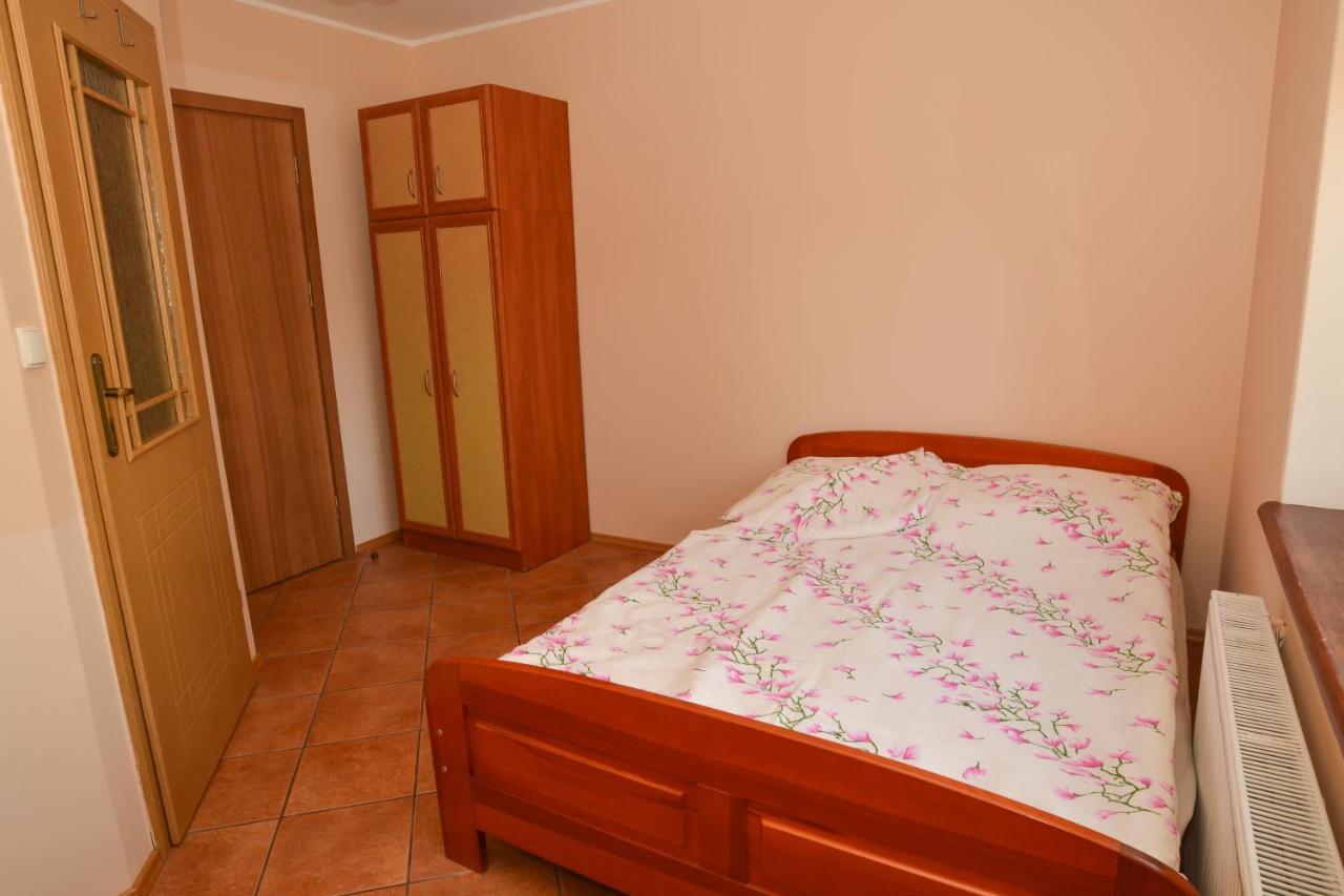 Jantar Pokoje I Domki U Reni Exterior photo